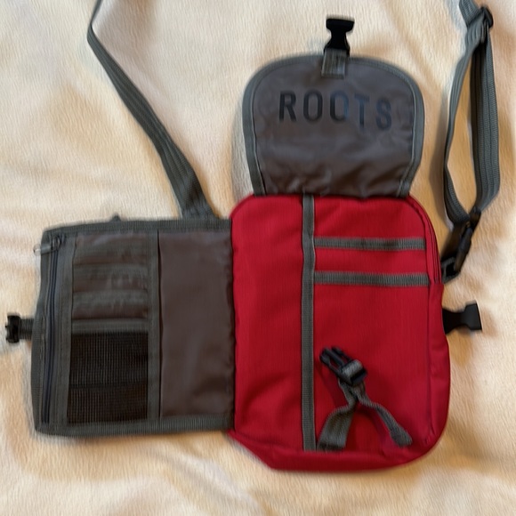 NWOT red Roots canvas multi compartment crossbody purse - Picture 4 of 7